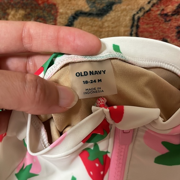 Old Navy Strawberry and Orange Girls Swimsuits Rashguards 18-24m - Picture 7 of 9